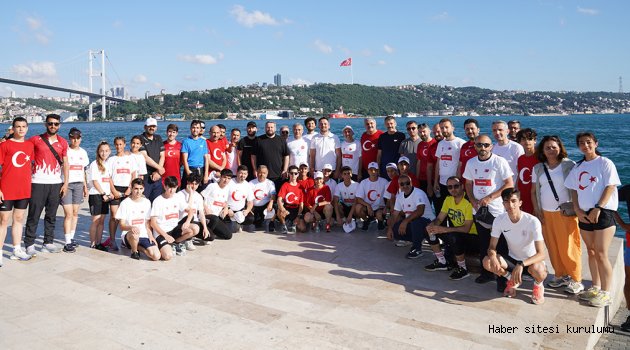 Sporcular taşıdıkları Türk bayraklarını şehit çocuklarına teslim etti.