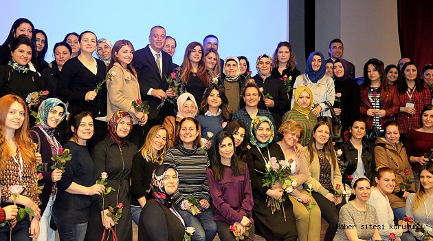 BAŞKAN İLGEZDİ KADIN ÇALIŞANLARA GÜL DAĞITTI