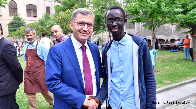 BİNLERCE ÜNİVERSİTELİ ÜSKÜDAR'IN GÖNÜL SOFRALARINDA İFTAR YAPTI