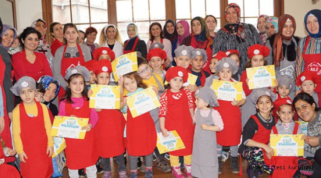Çocuklar anneleriyle çikolata atölyesinde eğlendi