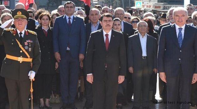 CUMHURİYETİN 95. YILDÖNÜMÜ DOLAYISIYLA TAKSİM ANITI’NA ÇELENK SUNULDU