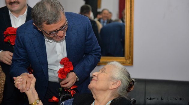 HİLMİ TÜRKMEN ÜSKÜDARLI GENÇLERLE ADİLE SULTAN HUZUREVİ'Nİ ZİYARET ETTİ