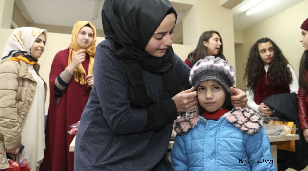 Lisede eğitim gören bir grup öğrenci, Suriyeli mültecilere atkı, bere ördü.