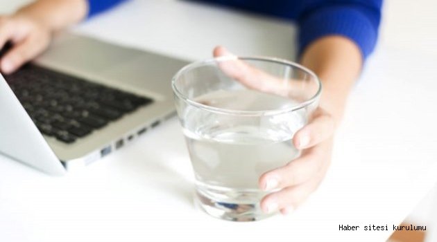 Ofis çalışanları bol bol su içmeli
