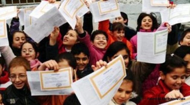 Öğrenciler karnelerini yaşlılardan aldı