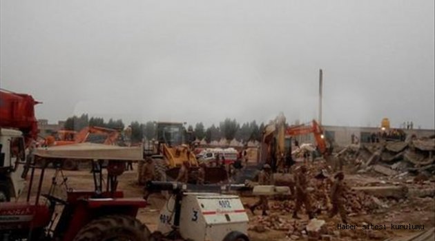 Pakistan´da fabrika çöktü: 20 ölü, onlarca kişi enkaz altında