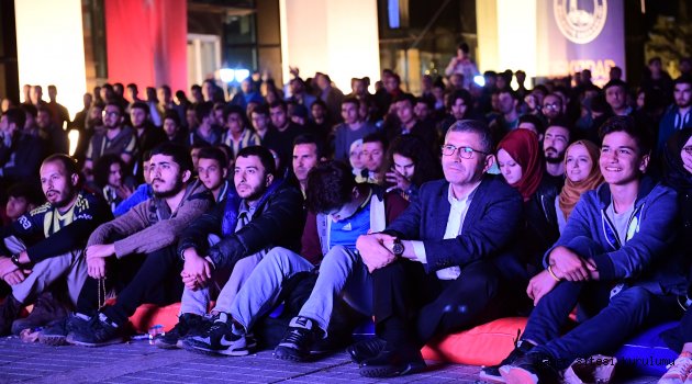 ÜSKÜDARLILARIN DEV EKRANDA MAÇ KEYFİ